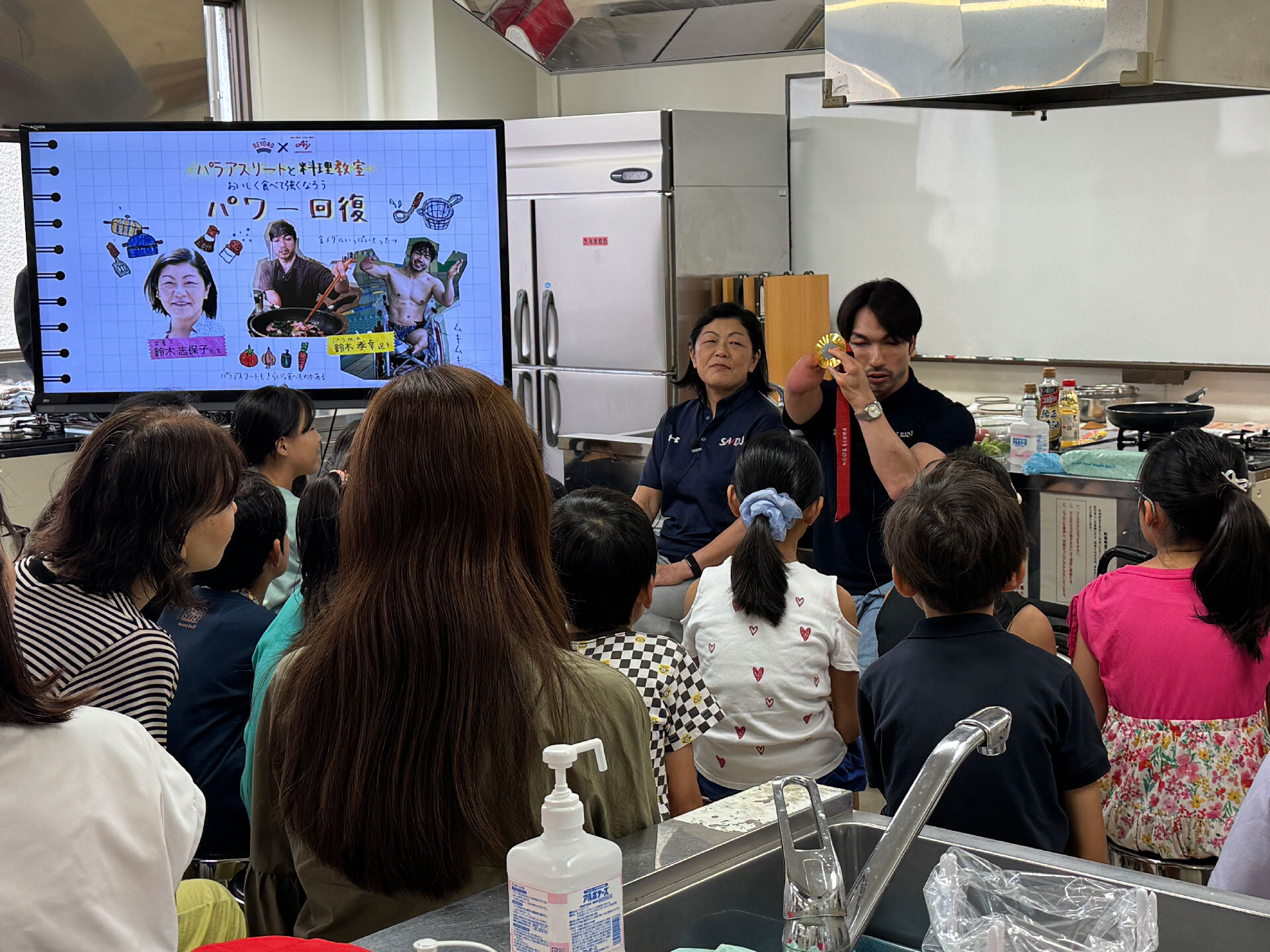 パラ水泳の金メダリスト鈴木孝幸選手をゲストに料理教室を開催！ 東京都「TEAM BEYOND」プロジェクト